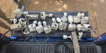 Durante el operativo, las fuerzas de seguridad identificaron los puntos donde estaban instaladas las cámaras y procedieron a retirarlas. / Foto: PNC