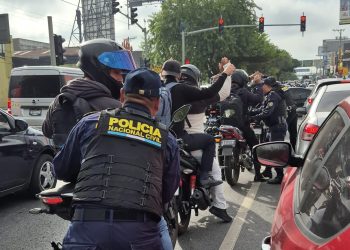 Como parte de estas acciones, los agentes mantienen vigilancia permanente en la calzada Roosevelt, uno de los principales ejes de movilidad de la capital. / Foto: PNC