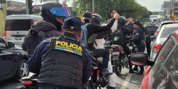 Como parte de estas acciones, los agentes mantienen vigilancia permanente en la calzada Roosevelt, uno de los principales ejes de movilidad de la capital. / Foto: PNC