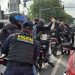 Como parte de estas acciones, los agentes mantienen vigilancia permanente en la calzada Roosevelt, uno de los principales ejes de movilidad de la capital. / Foto: PNC