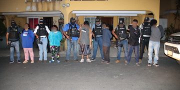 Durante el operativo fueron capturadas seis personas señaladas de estar vinculadas con una estructura delictiva relacionada con el Barrio 18. / Foto: PNC