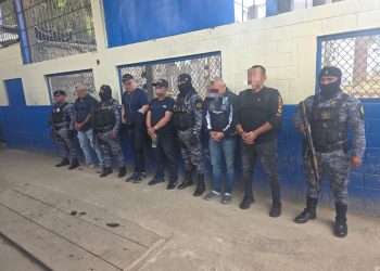 Se concretó con éxito el operativo de traslado de 11 privados de libertad desde el Centro de Detención Los Jocotes, Zacapa. / Foto: SP