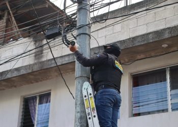 Durante la intervención fueron localizados y retirados dispositivos de videovigilancia. / Foto: PNC