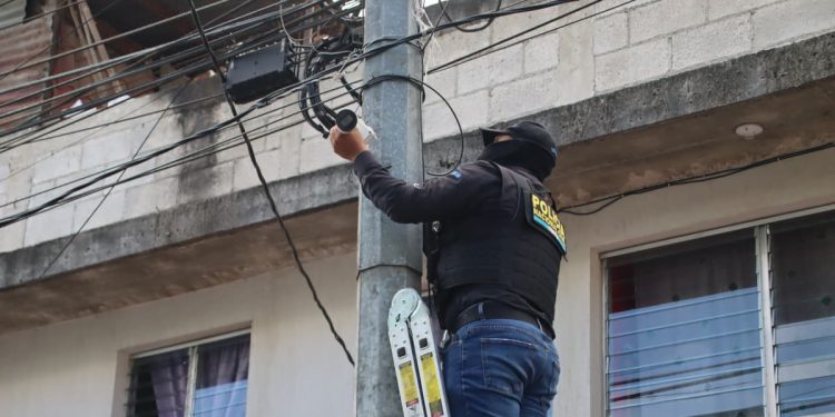 Durante la intervención fueron localizados y retirados dispositivos de videovigilancia. / Foto: PNC