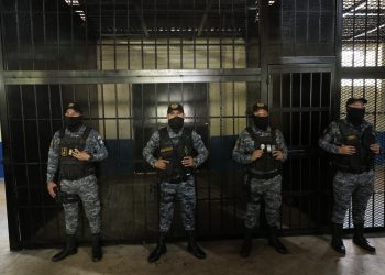 Guardia penitenciaria. / Foto: Alex Jacinto