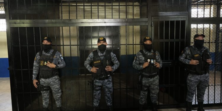 Guardia penitenciaria. / Foto: Alex Jacinto