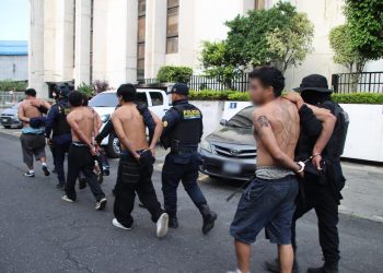 De acuerdo con el reporte policial, los agentes sorprendieron a los ocho señalados cuando escandalizaban y reñían en la vía pública. / Foto: PNC