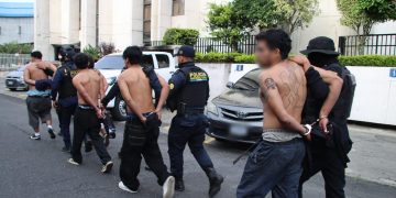 De acuerdo con el reporte policial, los agentes sorprendieron a los ocho señalados cuando escandalizaban y reñían en la vía pública. / Foto: PNC