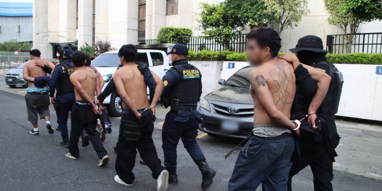 De acuerdo con el reporte policial, los agentes sorprendieron a los ocho señalados cuando escandalizaban y reñían en la vía pública. / Foto: PNC
