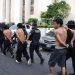 De acuerdo con el reporte policial, los agentes sorprendieron a los ocho señalados cuando escandalizaban y reñían en la vía pública. / Foto: PNC