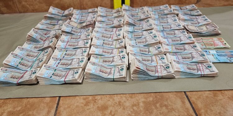 En el inmueble, los investigadores localizaron 548 mil 300 quetzales en efectivo. / Foto: PNC