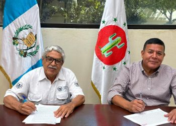 Firman convenio para mejorar camino rural en El Guayabal, Estanzuela