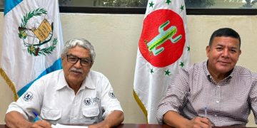 Firman convenio para mejorar camino rural en El Guayabal, Estanzuela