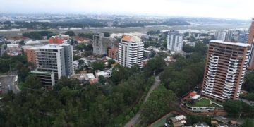 Lluvias dispersas y altas temperaturas marcarán el clima este viernes