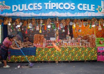 Inspeccionan comercios de alimentos de la Feria de Jocotenango para resguardar la salud de los visitantes