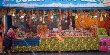Inspeccionan comercios de alimentos de la Feria de Jocotenango para resguardar la salud de los visitantes
