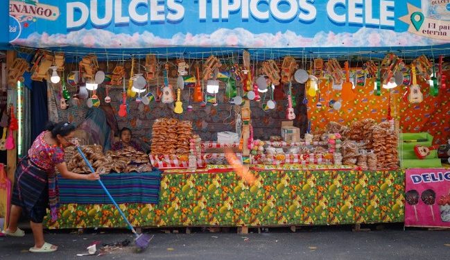 Inspeccionan comercios de alimentos de la Feria de Jocotenango para resguardar la salud de los visitantes