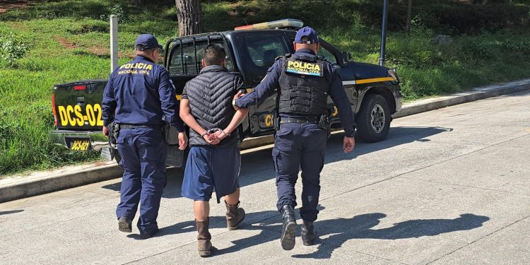 PNC detiene a hombre que declaró estar involucrado en un doble homicidio./Foto: PNC.