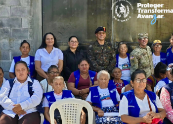 Embajada de Estados Unidos entrega insumos médicos y mobiliario educativo en San José, Escuintla