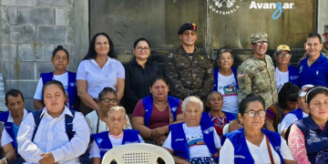 Embajada de Estados Unidos entrega insumos médicos y mobiliario educativo en San José, Escuintla