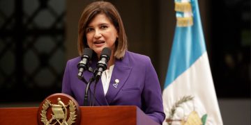 Vicepresidenta Karin Herrera participará en toma de mando del presidente electo de Colombia. (Foto: archivo)