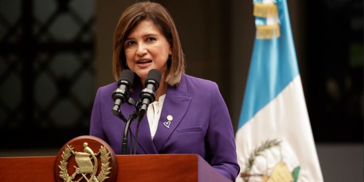 Vicepresidenta Karin Herrera participará en toma de mando del presidente electo de Colombia. (Foto: archivo)