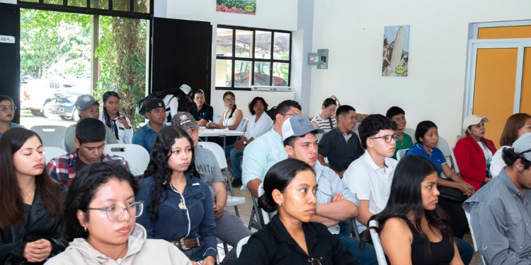 Fortalecen capacidades de jóvenes de San Jerónimo, Baja Verapaz, durante foro sobre liderazgo y seguridad vial