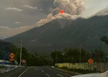 Volcán de Fuego mantiene fase eruptiva intensa con descenso de corrientes piroclásticas