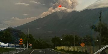 Volcán de Fuego mantiene fase eruptiva intensa con descenso de corrientes piroclásticas