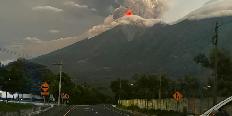 Volcán de Fuego mantiene fase eruptiva intensa con descenso de corrientes piroclásticas