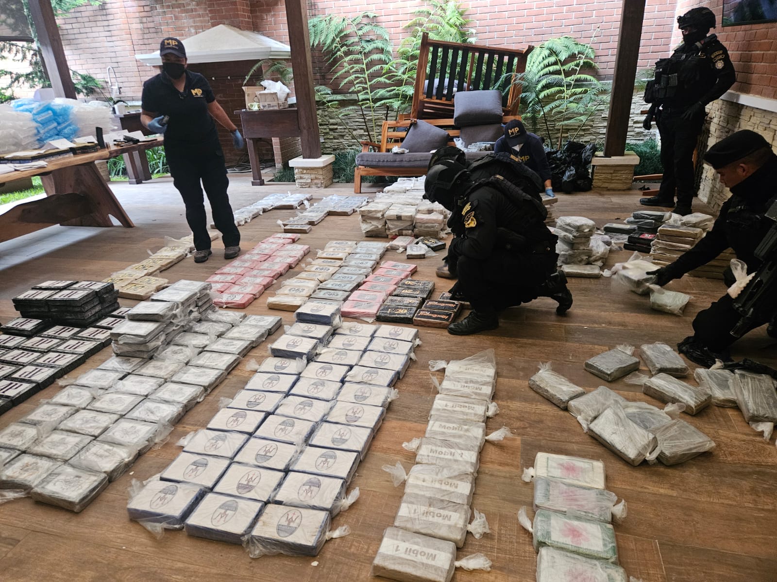 En Santa Catarina Pinula la PNC incautó 486 paquetes con presunta cocaína. / Foto: PNC.