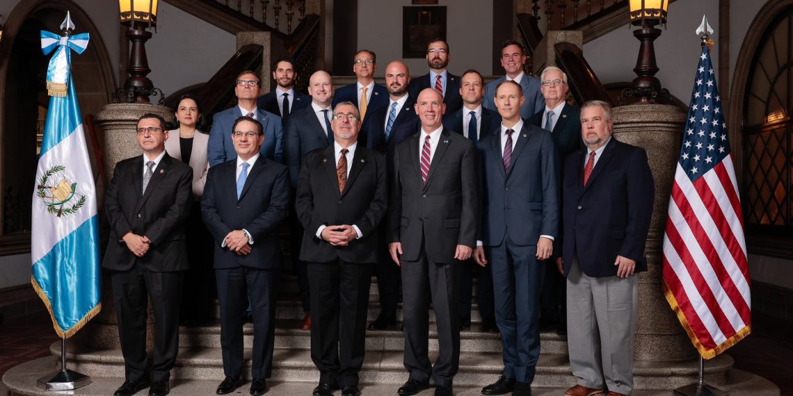 Autoridades de Guatemala y la delegación estadounidense participaron en un encuentro para fortalecer la cooperación contra el crimen transnacional. / Foto: Gobierno