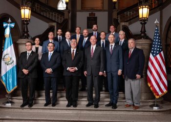 Autoridades de Guatemala y la delegación estadounidense participaron en un encuentro para fortalecer la cooperación contra el crimen transnacional. / Foto: Gobierno