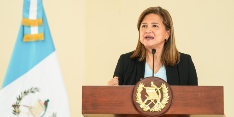 La vicepresidenta Karin Herrera destacó la importancia del pensamiento crítico y el uso ético de la inteligencia artificial durante el foro HumanIA. / Foto: Vicepresidencia.