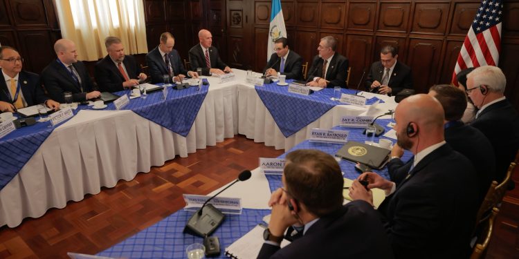 Durante la reunión se abordaron la investigación penal, el intercambio de información, la seguridad fronteriza y la cooperación en extradiciones. / Foto: Gobierno