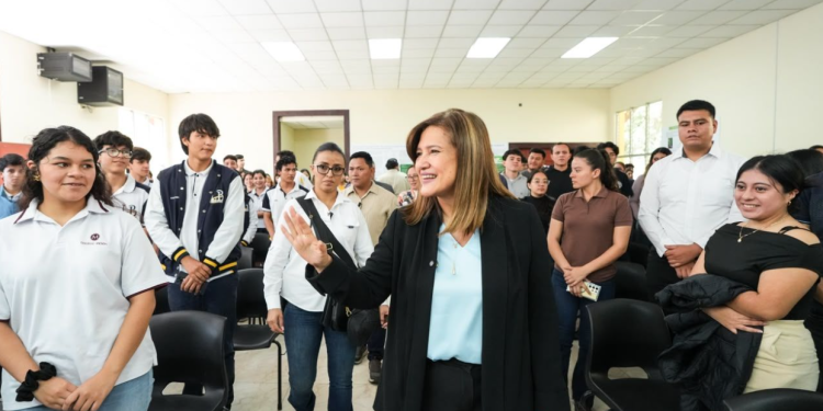 Karin Herrera compartió con jóvenes participantes del foro HumanIA en San Juan Chamelco, Alta Verapaz, un espacio de diálogo sobre tecnología y responsabilidad. / Foto: Vicepresidencia.