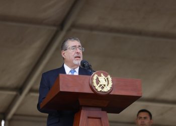Presidente Bernardo Arévalo durante su discurso en la Escuela Politécnica.