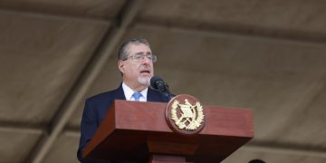 Presidente Bernardo Arévalo durante su discurso en la Escuela Politécnica.