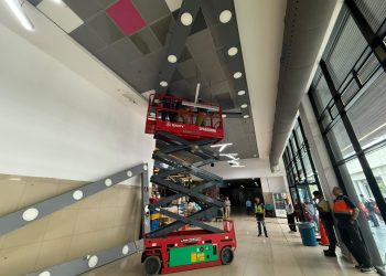 CIV retira luminarias obsoletas en Aeropuerto La Aurora