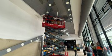 CIV retira luminarias obsoletas en Aeropuerto La Aurora