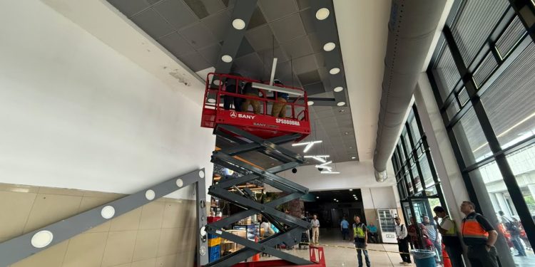 CIV retira luminarias obsoletas en Aeropuerto La Aurora