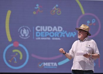 El presidente Bernardo Arévalo en el inicio de trabajos de la Ciudades Deportivas en Los Amates, Izabal.