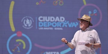 El presidente Bernardo Arévalo en el inicio de trabajos de la Ciudades Deportivas en Los Amates, Izabal.