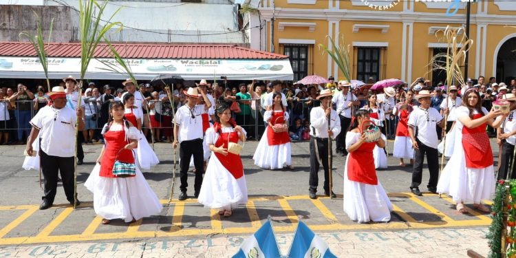 Escuintla: Conmemoran 205 años de independencia patria con izada del Pabellón Nacional