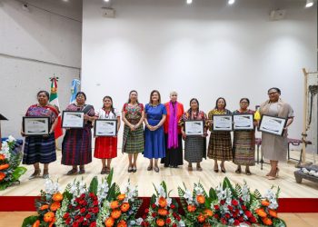 Entregan Orden Utz Samaj./Foto: Mintrab.