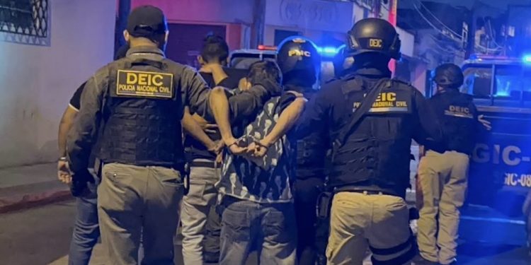PNC captura a tres presuntos integrantes de la mara “Salvatrucha” durante allanamiento