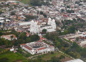 Chiquimula fortalece su desarrollo con la firma de seis convenios para proyectos de infraestructura vial y educativa