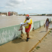 Fotografía de archivo de un salvavidas de la Policía Nacional cargando a una anciana por un costado del canal del río Piura, en Piura (Perú). EFE/ Edwin Zapata