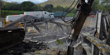 Inicia demolición del puente Güijo./Foto: CIV.