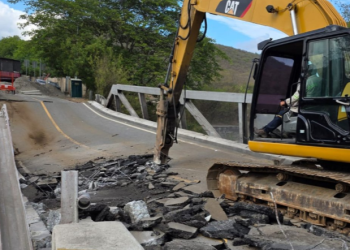 Demolición del puente Güijo avanza para instalar puente bailey./Foto: CIV.